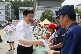 院领导慰问奋战高温一线职工