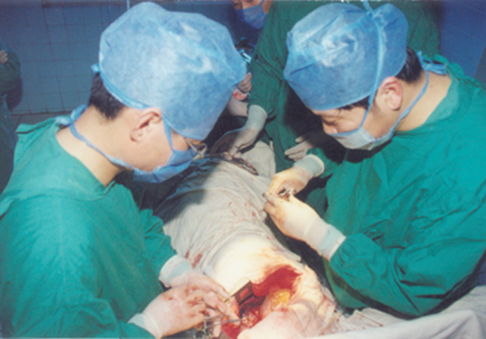 14.1998年，开展自体肺移植手术